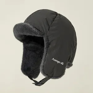 Schwarze Wintermütze mit grauem Kunstpelzfutter und winddichten Ohrenklappen für Ski
