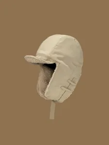 Dettaglio del cappello invernale kaki con spessa fodera in ecopelliccia e tessuto antivento