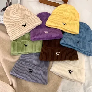 Gorros de punto con bordado de gato en ocho colores como beige, amarillo y azul