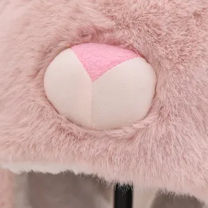 Detalle macro de la suave textura de felpa rosa y costuras del gorro infantil de dibujos