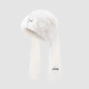 Weiße Webpelz-Mütze mit Hasenohren und Freedom-Logo für winterlichen Komfort
