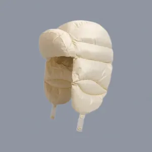 Gesteppte cremefarbene Uschanka-Mütze mit Ohrenklappen und Kinnriemen zum Skifahren