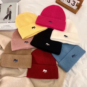 Colección de gorros de punto grueso de invierno en varios colores con bordado de animales