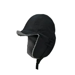 Cappello invernale nero unisex con calda fodera in pile grigio e paraorecchie per sci