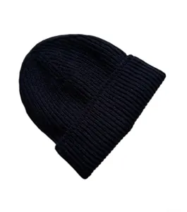 Detalle del gorro de punto acanalado negro con textura de tejido y material elástico