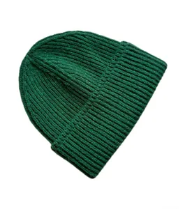 Primer plano del gorro de punto verde oscuro mostrando la textura acanalada y el dobladillo