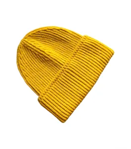 Detalle de gorro de punto amarillo jengibre con textura de canalé y borde doblado