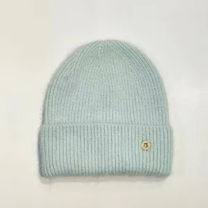 Detalle del gorro de punto de conejo verde menta con textura acanalada y logotipo B