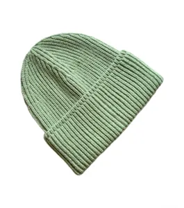Detalle del tejido de punto acanalado verde claro de un gorro de invierno grueso