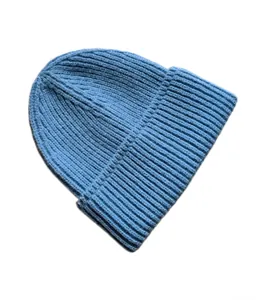 Detalle de la textura de punto acanalado azul claro y el dobladillo ancho de este gorro de invierno