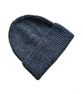 Primer plano del gorro de punto gris oscuro con textura de canalé y borde de dobladillo