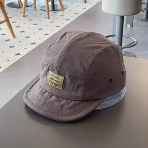Dettaglio cappello camper a 5 pannelli ad asciugatura rapida con etichetta gialla e occhielli