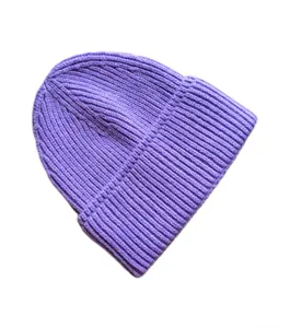 Detalle del gorro de punto acanalado morado que muestra la textura gruesa y el dobladillo