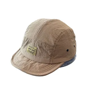 Cappellino a 5 pannelli traspirante in nylon marrone chiaro con toppa logo frontale