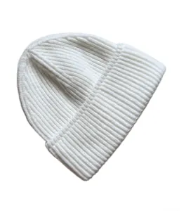 Detalle de gorro de punto acanalado blanco que muestra la textura gruesa y el borde doblado