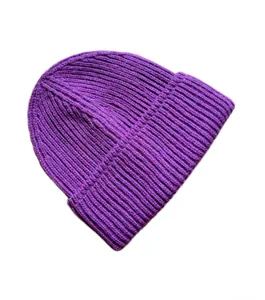Primer plano del gorro de punto violeta oscuro con textura de canalé vertical y borde doblado
