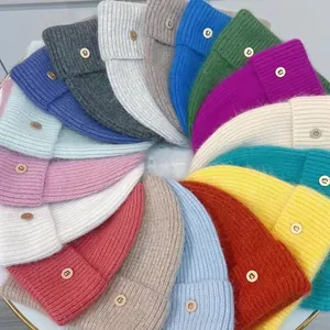 Gorros de punto de pelo de conejo de colores con botones metálicos dorados letra B