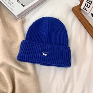 Gorro de punto acanalado azul marino con bordado de gato blanco y texto it's a cat