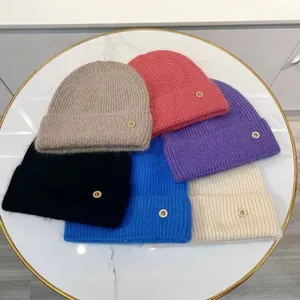 Gorros de punto de pelo de conejo para mujer con logo B metálico en 6 colores vibrantes