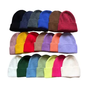 Colección de gorros de punto de invierno en varios colores con diseño de dobladillo