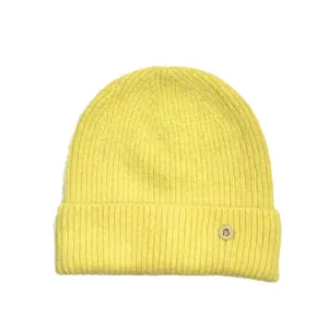 Gorro de punto acanalado amarillo vibrante en lana suave con detalle de logotipo metálico B
