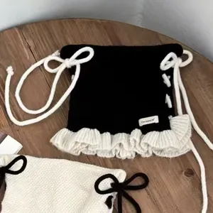 Bonnet en tricot style Lolita avec laçage à nœud et bord à volants sur bois