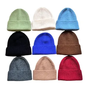 Set de nueve gorros unisex de punto acanalado en varios colores para invierno
