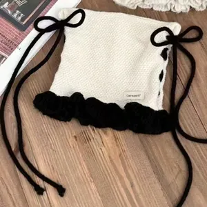 Crop top en tricot style Lolita avec texture gaufrée, volants noirs et nœuds aux épaules