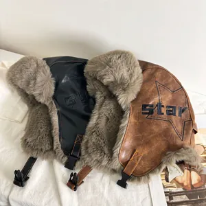 Détail du chapeau de trappeur en cuir PU avec broderie d'étoile et doublure en fourrure