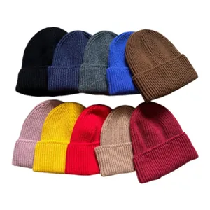Gorros de punto clásicos en diez colores sólidos con un diseño de dobladillo moderno