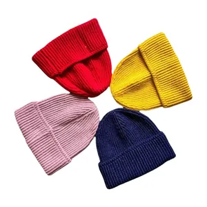 Gorros de invierno de punto acanalado en rojo, amarillo, rosa y azul marino con dobladillo