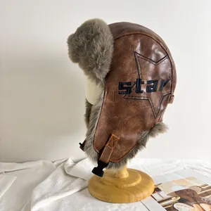 Détail du chapeau de trappeur d'hiver avec broderie étoile, similicuir brun et fourrure