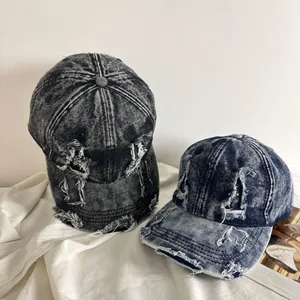Berretti da baseball in denim lavato vintage con dettagli strappati in grigio e blu