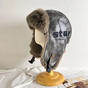 Détails du bonnet aviateur gris foncé avec doublure en fausse fourrure et broderie star