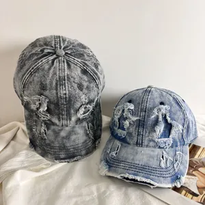 Berretti da baseball in denim lavato nero e azzurro con dettagli consumati chic