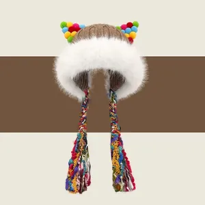 Berretto in maglia da donna con orecchie di gatto, pompon colorati e bordi in pelliccia