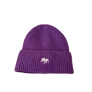Gorro de punto morado con bordado de alce blanco para calidez y confort en invierno
