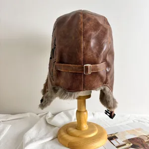 Détails du bonnet aviateur en similicuir marron avec doublure en fausse fourrure grise