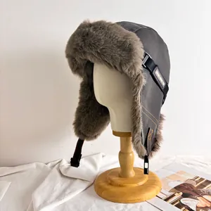 Detailansicht des dicken Plüschfutters und der verstellbaren Schnalle der Fliegermütze