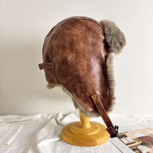Détail d'un bonnet d'aviateur en cuir marron avec doublure en fausse fourrure grise