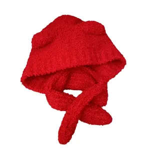 Rode pluche wintermuts met berenoren en lange gebreide bandjes voor dames