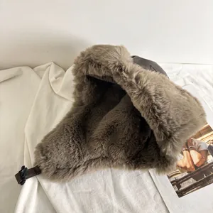 Détail du bonnet d'hiver montrant la doublure en fourrure épaisse et la boucle