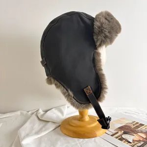 Detail der Fliegermütze mit grauem Kunstfellfutter und orangefarbenen Kontrastnähten