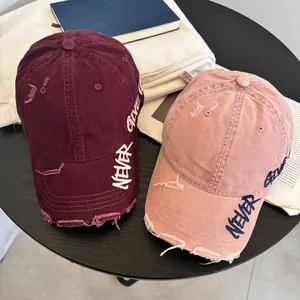 Gorras de béisbol desgastadas en burdeos y rosa con bordado Never Give Up de moda