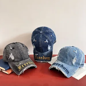 Berretti da baseball in denim invecchiato con ricamo Freedom e dettagli usurati in tre colori