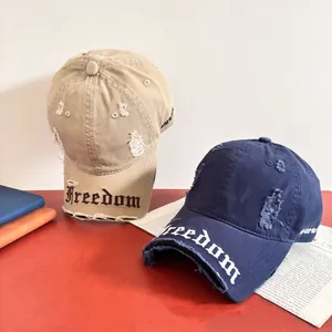 Cappellino da baseball in cotone invecchiato con ricamo Freedom e fori in stile street