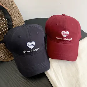 Gorras de béisbol de moda en negro y granate con bordado de corazón para exteriores