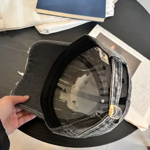 Detalle del interior de la gorra de denim desgastada con banda y hebilla metálica