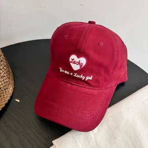 Bordado detallado del diseño de corazón Lucky en gorra de algodón color burdeos
