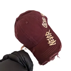 Gorra de béisbol burdeos de algodón lavado con bordado NEVER GIVE UP y detalles desgastados
